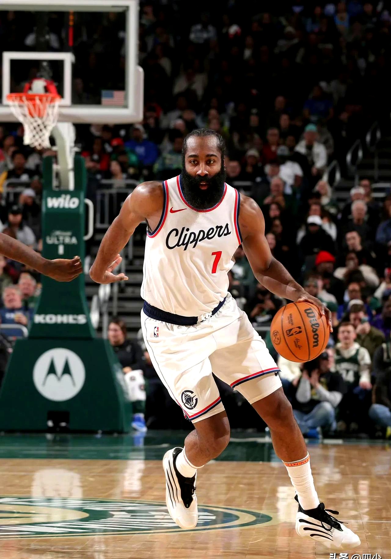 快船外线火力全开，轻取对手胜利的简单介绍