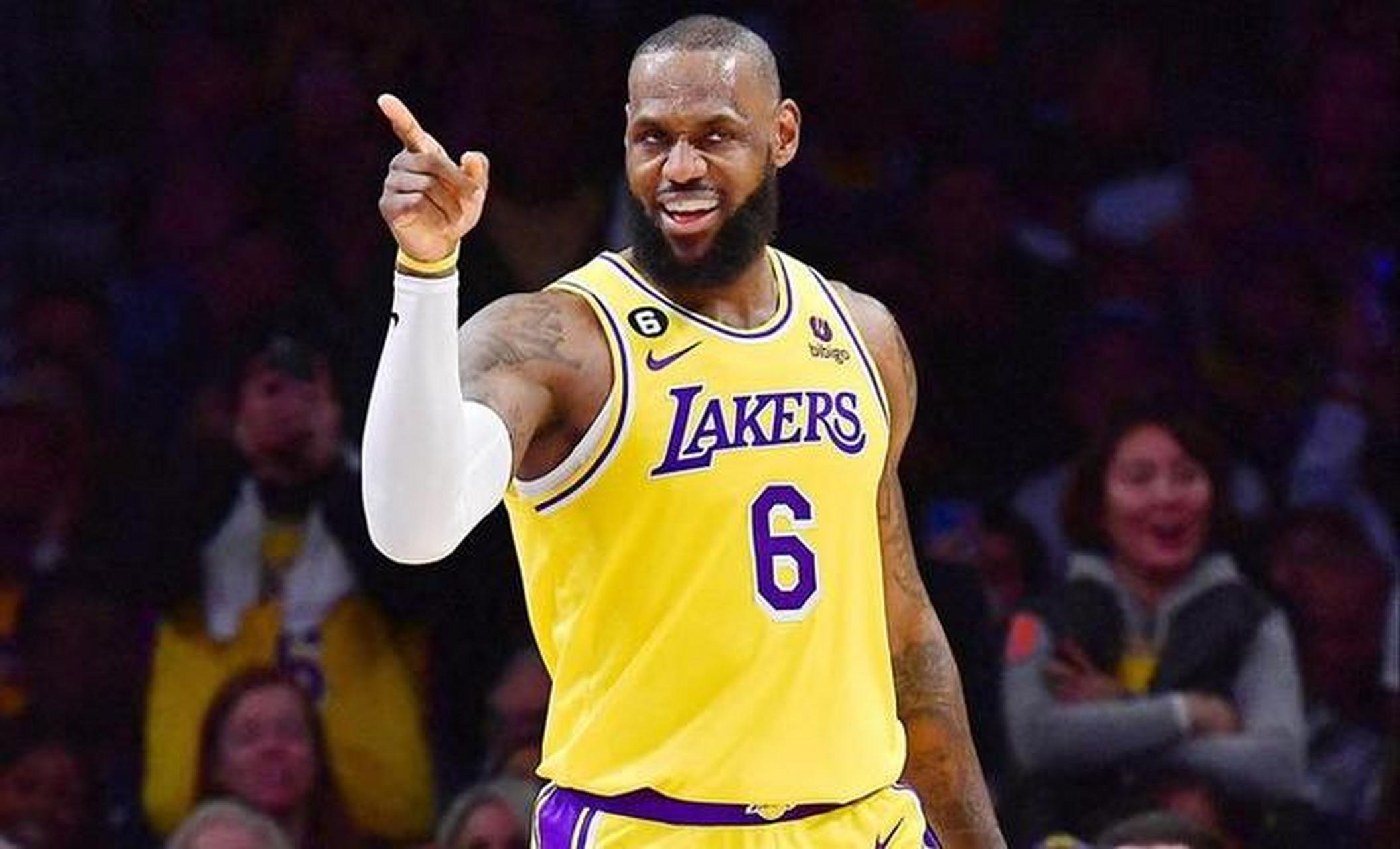 尼克斯翻盘黄蜂，詹姆斯打破历史纪录