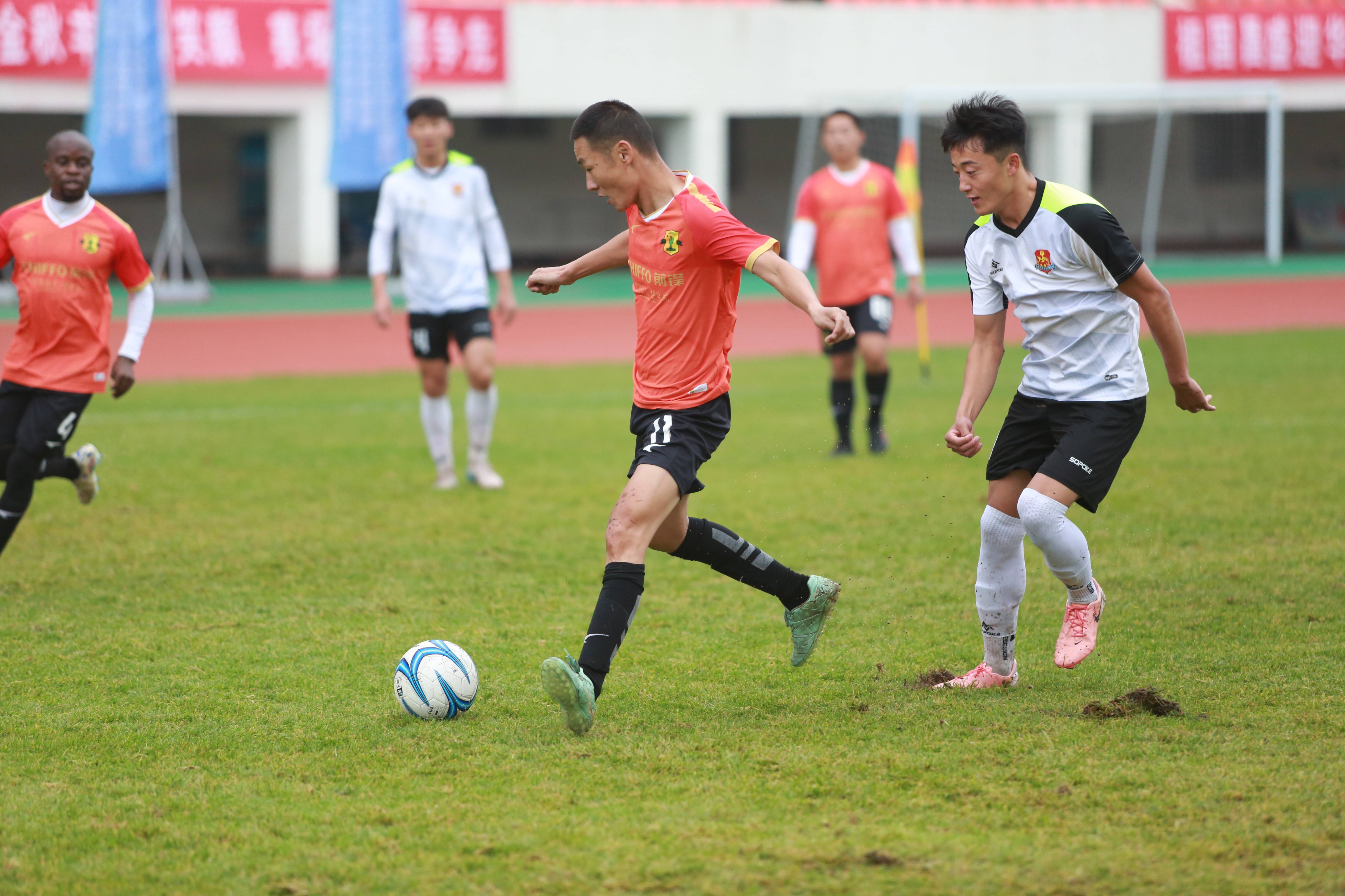 精彩足球对抗赛，球员实力激发观众热情的简单介绍