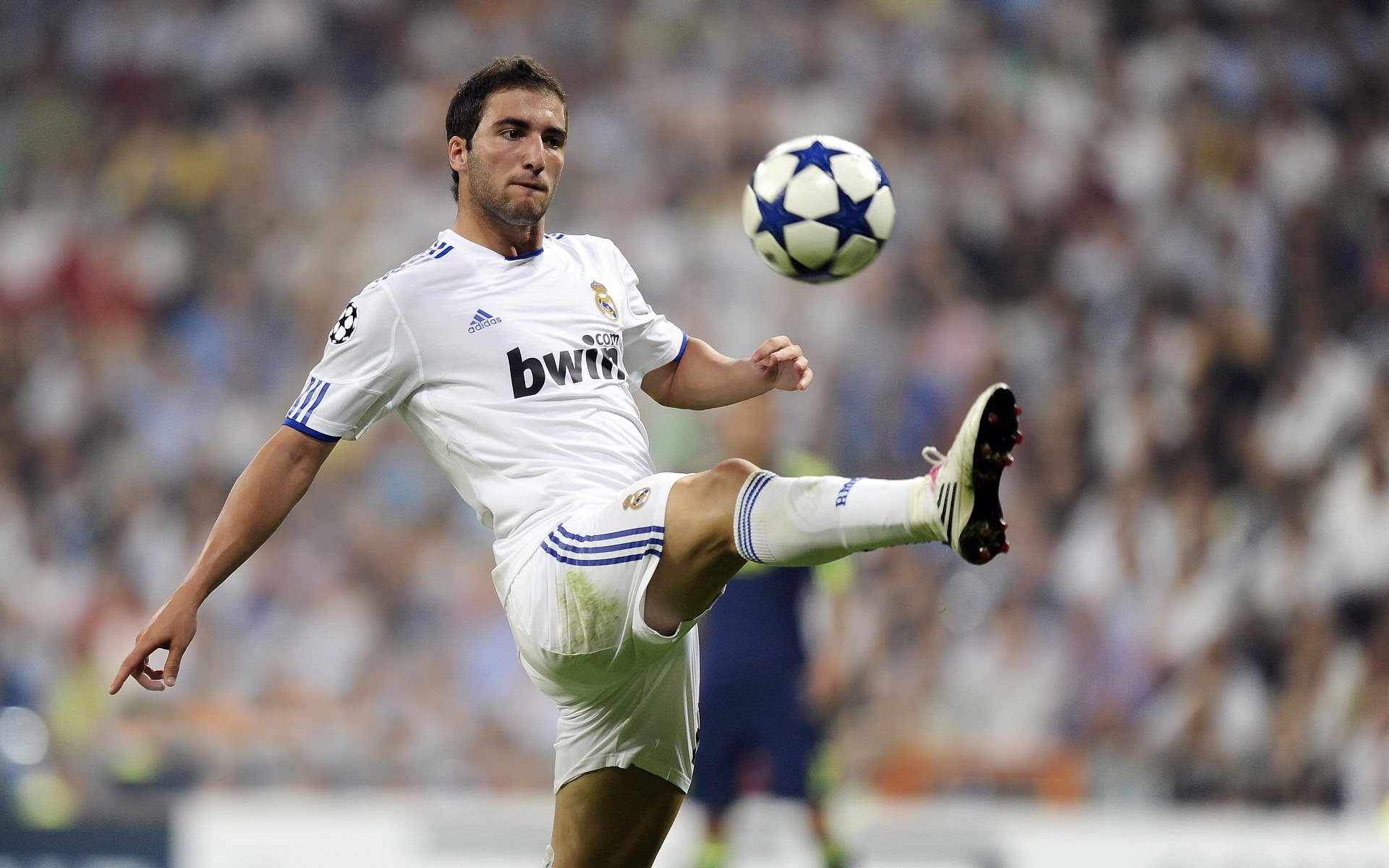 世界杯之夜，苏亚雷斯教科书级表现照亮美加墨赛场