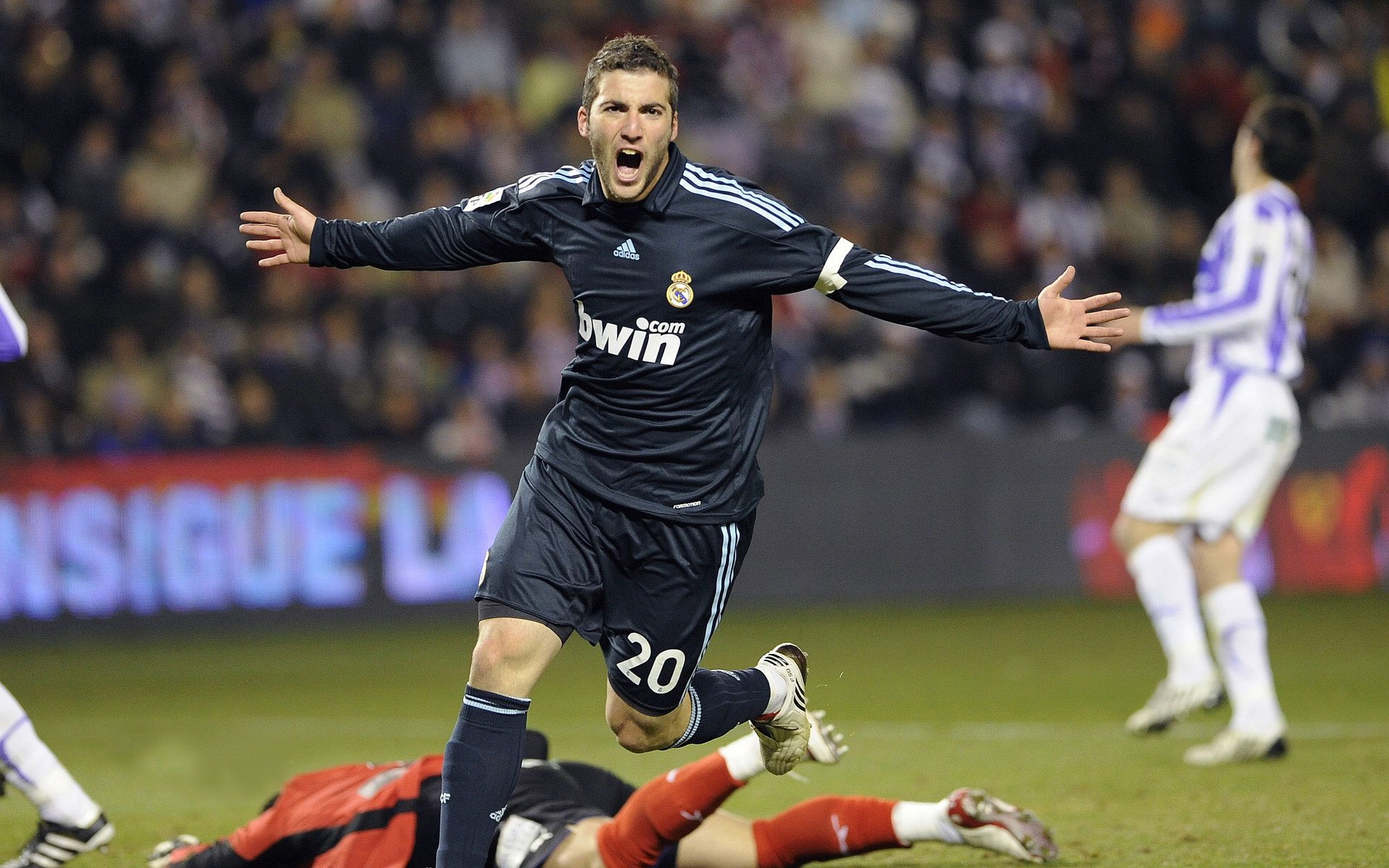 DB官方网站-赛道风云，佩雷兹统治全场，迈凯伦鏖战梅赛德斯